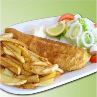 Merluza con patatas y ensalada