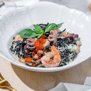 Spaghetti Nero în sos de truffle cu fructe de mare