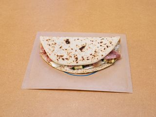 Crudo con toma, composta di peperoni, melanzane grill