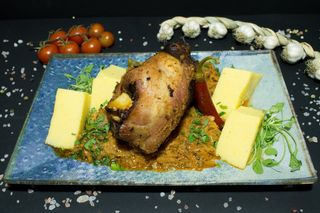 Buturel de Porc pe Pat de Varza