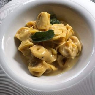 Tortellini con  mortadella e prosciutto crudo