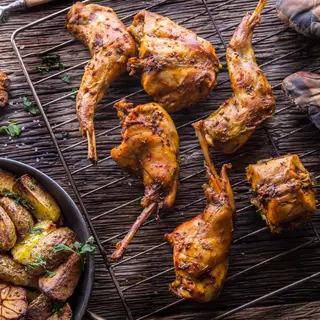Lapin Grillé Accompagné D'Attiéké Ou De Pain