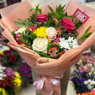 Букет с рози , хризантеми и алстромерии в опаковка от текстил #236