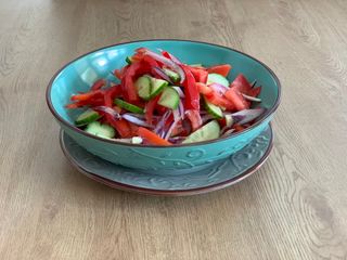 Salată de roșii, castraveți, ceapă și ardei