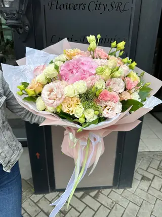 Buchet (2032)din hortenzia, trandafiri tross, eustoma, frezia si verdeata decorativa
