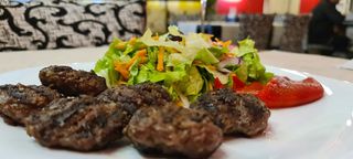 Телешки кюфтенца с гарнитура (400г)