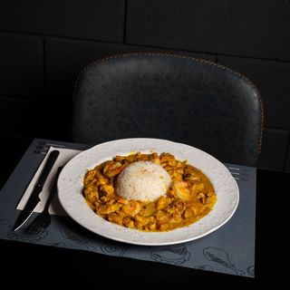Curry De Langostinos y Pollo