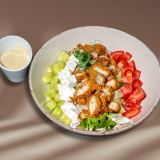 Salată cu pui crispy
