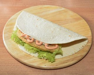 Piadina cotoletta, formaggio, insalata e salsa rosa