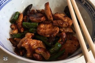  Dry chilli shredded pork with cashew nuts