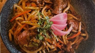 Udon rezanci prženi na woku sa junetinom