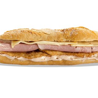 Bocata Pollo Rosa (Pollo, Salsa Rosa, Jamón York, Huevo Frito,Queso,Beicon)