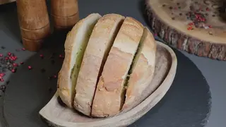 Pâinică coaptă cu unt aromatizat