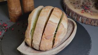 Pâinică coaptă cu unt aromatizat