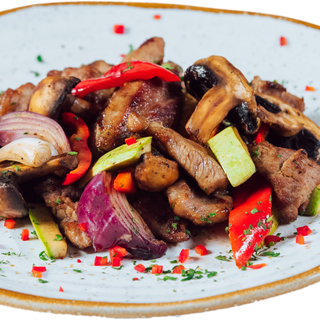 Porc la tigaie usor picant cu legume de gradina 