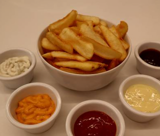 Patatas Fritas Con Dos Salsas