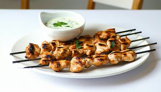 Frigărui de pui cu sos de iaurt și mentă