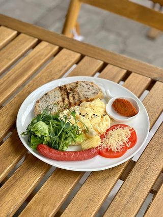 Нежный скрембл с говяжьей сосиской