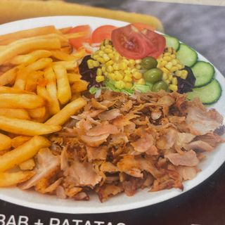 37. Plato Kebab Con Patatas Fritas Y Ensalada
