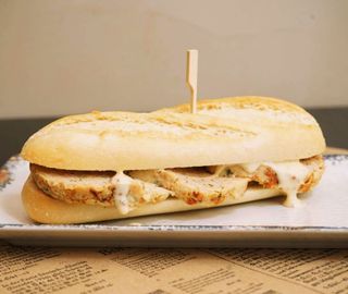 Sándwich De Salchicha De Pollo Holandesa Natural