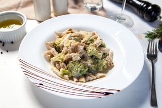Penne integrale cu pui și broccoli 