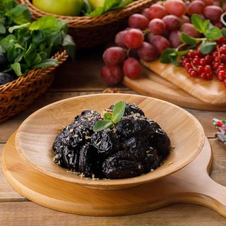 Prune umplute cu nucă în sos de vin