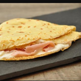 Crêpe patatine fritte würstel ketchup