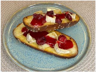 Бріош з сиром Камамбер та Вишневим соусом (220г)