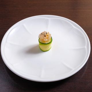 46. Gunkan Branzino con salsa al sesamo e zucchina - 1 pezzo