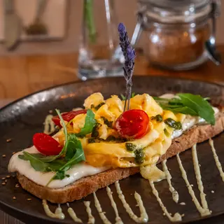 Tosta De Revuelto Y Queso Plancha