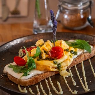 Tosta De Revuelto Y Queso Plancha