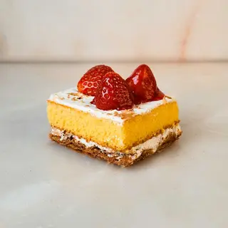 Fatia de Bolo da Casa com Morangos