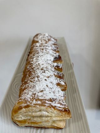 Caña de hojaldre rellena de crema