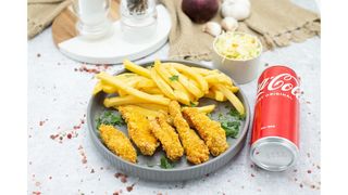 Crochete de pui cu fulgi si parmezan,cartofi prajiti,salata de varza alba,Coca Cola