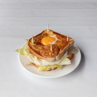 Sándwich mixto con vegetal y huevo frito