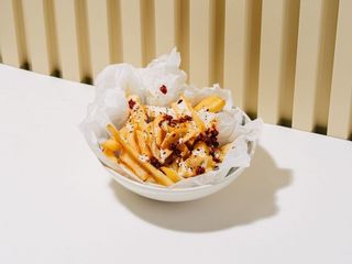 Картопляні діпи з соусом шум-шум та кріспі цибулі