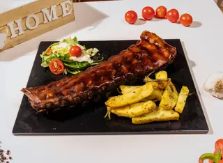 Coaste de porc la cuptor cu sos barbecue + cartofi la cuptor si salata verde