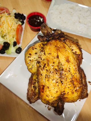 Pollo A L'Ast Con Ensalada Verde Con Arroz Y Croquetas De Pollo