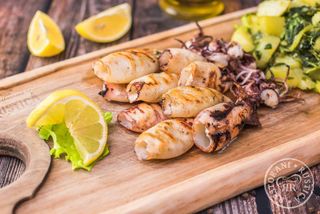 Lignje sa žara, blitva s krumpirom i limun