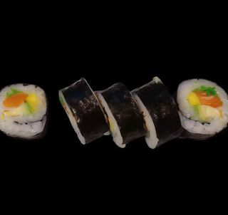 Futomaki de salmón con mango y huevas de pescado (5 uds.)