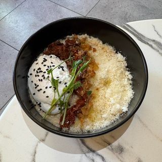 Вівсянка з пармезаном та яйцом пашот