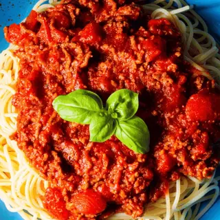 Spaghetti Bolognese (sos pomidorowy)