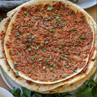 Lamadżu z wołowiną i mozzarellą