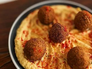 Хумус з фалафелем