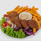 Plato de falfel con verduras y patatas 