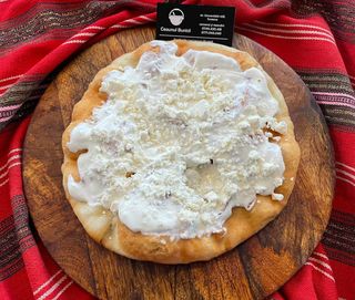 Langoși cu smântână și telemea 