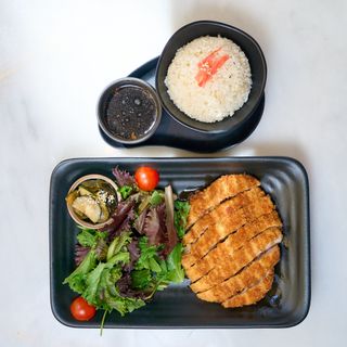 Bife Torikatsu com salada e arroz