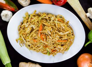 176.Пържени спагети с пилешко месо (700г)