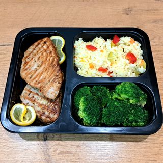 Tuna stejk sa brokolijem i rižotom