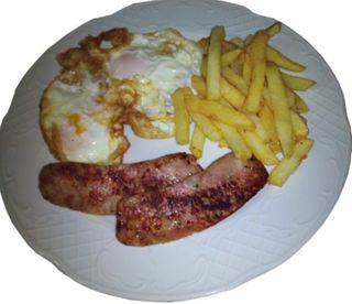 Huevos con patatas y butifarra